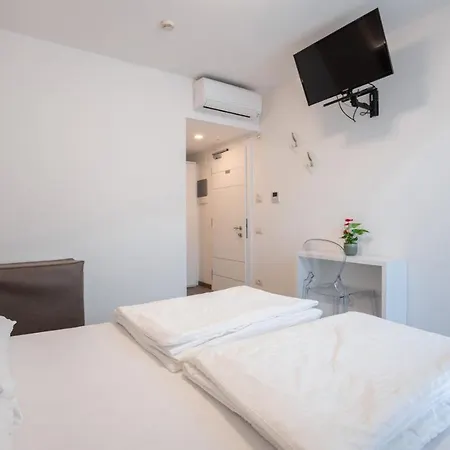 Rolly Hotel *